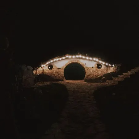 Mobbiton - Unique Underground Villa Mostar