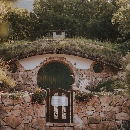 Villa Mobbiton - Magical Underground Retreat *