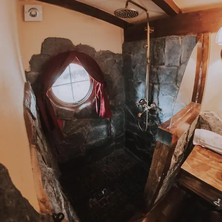 Vila Mobbiton - Magical Underground Retreat