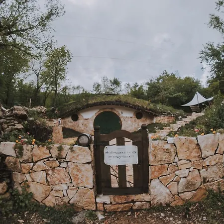 Mobbiton - Unique Underground Villa Mostar