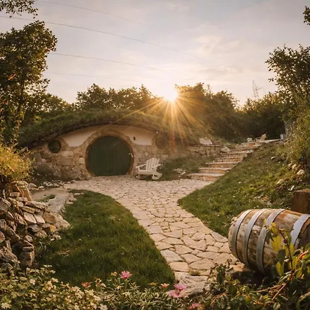 Mobbiton - Magical Underground Retreat موستار